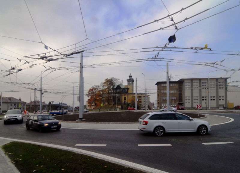 Nová okružní křižovatka u zastávky MHD Revírní bratrská pokladna ve Slezské Ostravě. Foto: J. Urban